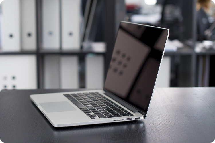 노트북을 이용한 업무 이미지